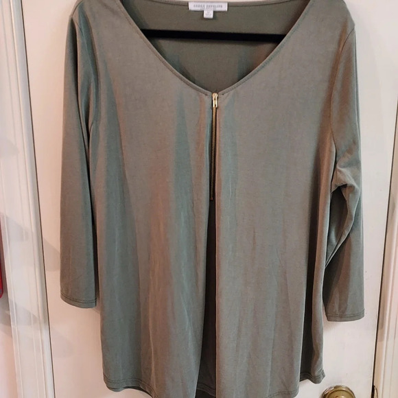 Green Envelope Light Olive Green V-Neck 3/4 Sleeves Shirt in Size 1X - Picture 2 of 9